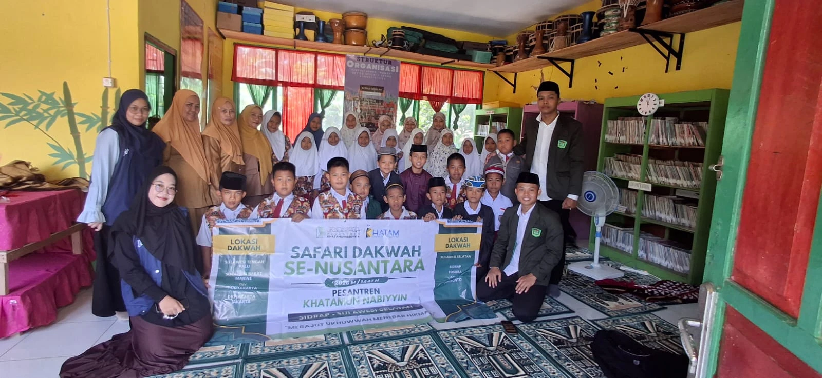 Para mahasantri Pesantren Tinggi Khatamun Nabiyyin bersama guru dan siswa UPT SD Negeri 7 Arawa, Kecamatan Watang Pulu, Kabupaten Sidenreng Rappang (Sidrap), Sulawesi Selatan, berfoto bersama dalam kegiatan pembinaan keislaman melalui program Safari Dakwah Se-Nusantara 2026/1447 H, yang menghadirkan pembelajaran Al-Qur’an, penguatan akhlak, serta pendidikan spiritual bagi para pelajar selama bulan Ramadan.